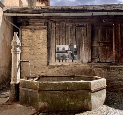 Fotoausstellung Agostino Fasciati in Soglio (Brunnen mit Bild)